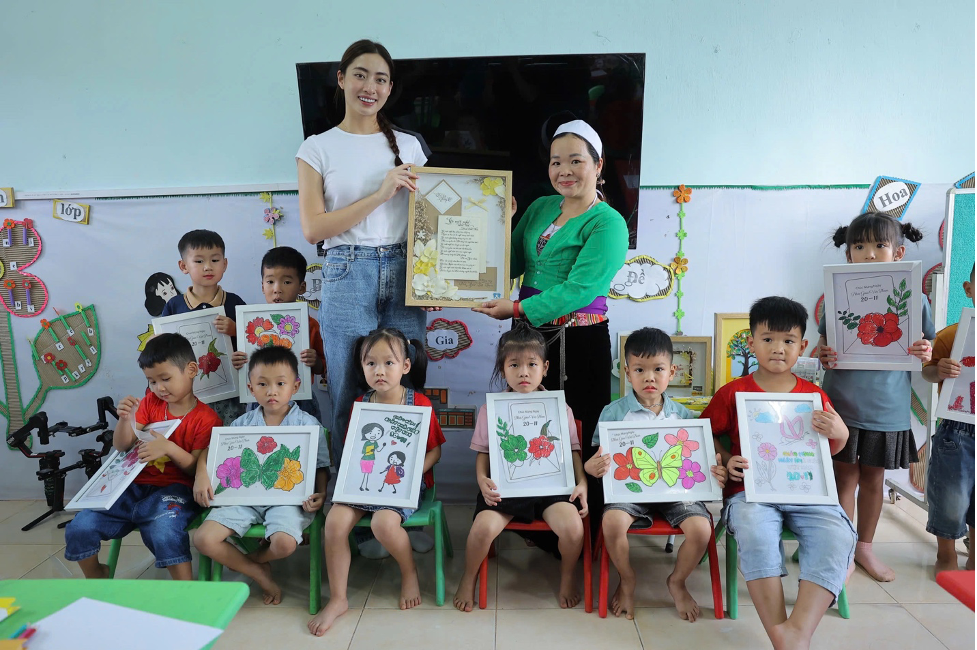 Hoa hậu Lương Thuỳ Linh lần thứ 3 làm đại sứ của Chia sẻ cùng thầy cô