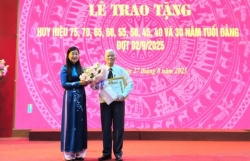 Chủ tịch UB MTTQ Viết Nam thành phố Hà Nội trao huy hiệu Đảng tại Sơn Tây