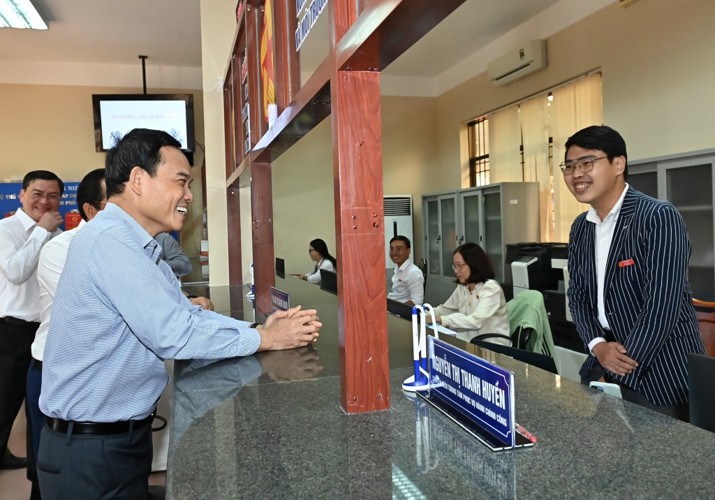 Đồng chí Trần Lưu Quang thăm hỏi đội ngũ cán bộ đang làm việc tại Trung tâm Phục vụ hành chính công đặc khu Côn Đảo