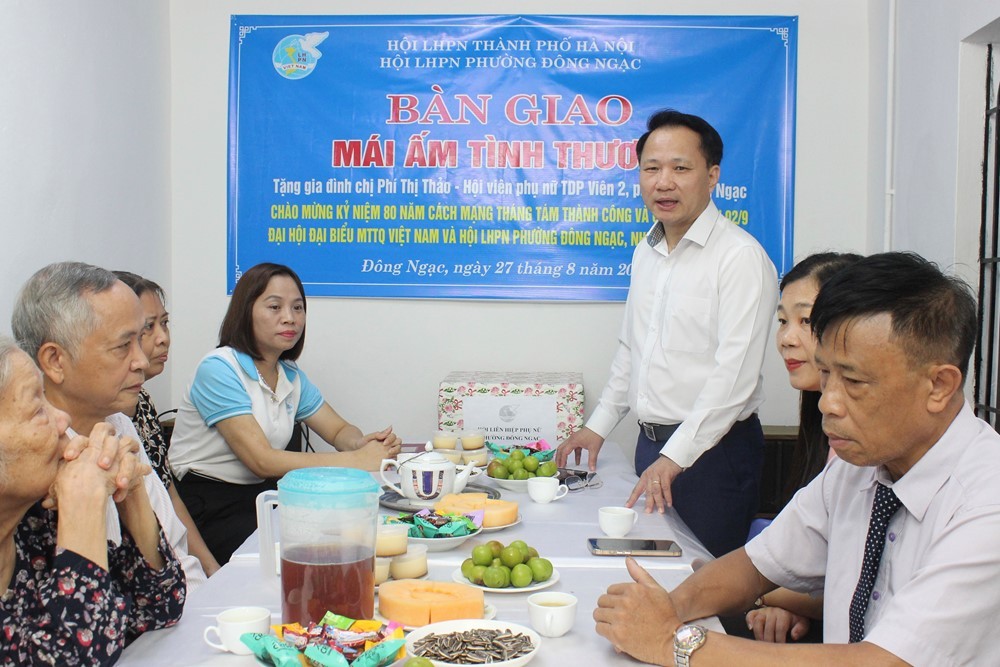 Đồng chí Dương Ngọc Thanh, Phó Bí thư Thường trực Đảng uỷ phường Đông Ngạc phát biểu tại lễ bàn giao Mái ấm tình thương