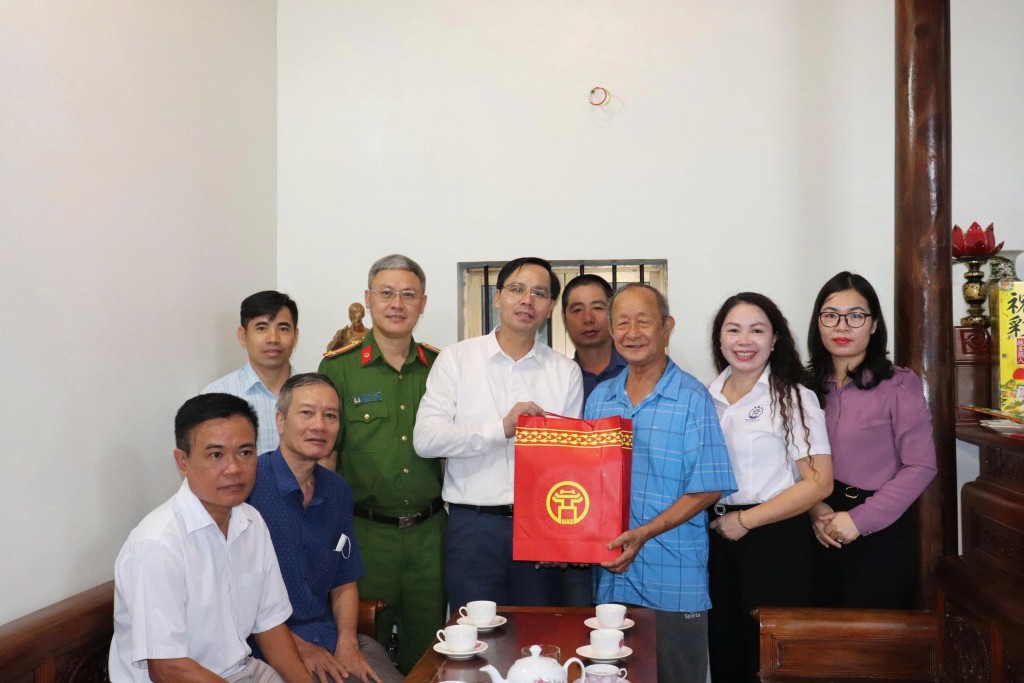 Đảng uỷ xã trao quà tới cá thương, bệnh binh, lão thành cách mạng