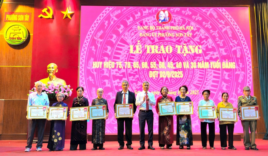 Bí thư Đảng ủy, Chủ tịch HĐND phường Sơn Tây Ngô Đình Ngũ trao Huy hiệu Đảng tặng các đảng viên.