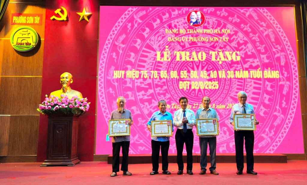 Phó Bí thư Thường trực Đảng ủy phường Sơn Tây Lê Đại Thăng trao Huy hiệu Đảng tặng các đảng viên