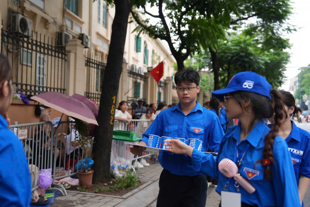 Nụ cười rạng rỡ khi trao tận tay chai nước mát – hình ảnh giản dị nhưng lan tỏa tinh thần phục vụ vô tư, trách nhiệm.