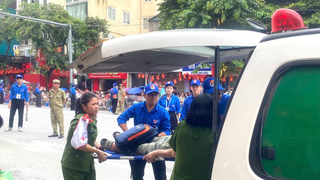 Hỗ trợ y tế kịp thời khi có người dân bị ngất xỉu trong đám đông – các bạn trẻ áo xanh trở thành “cánh tay nối dài” của lực lượng chức năng
