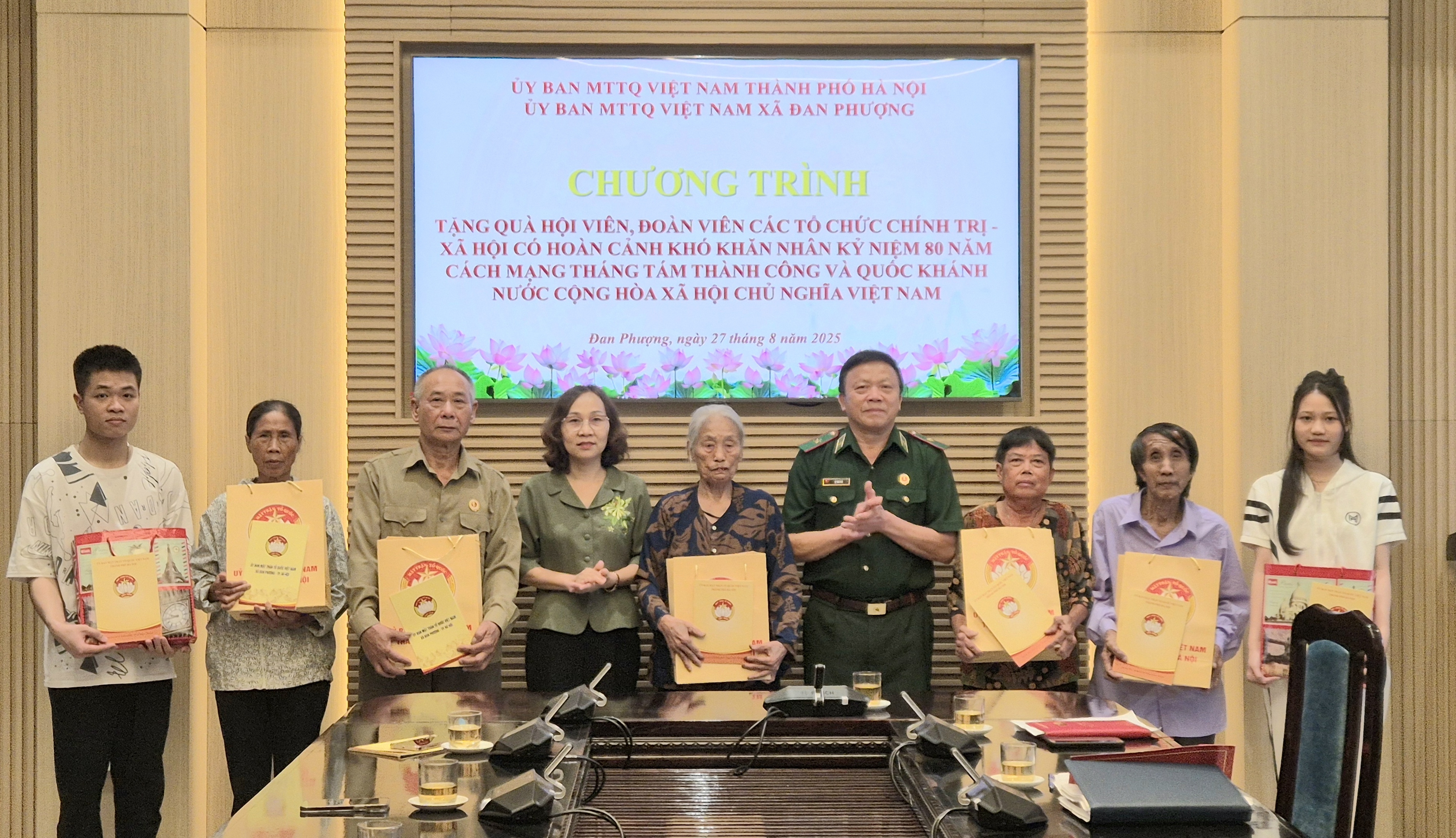 Lãnh đạo MTTQ TP Hà Nội tặng quà gia đình khó khăn dịp 2/9 tại xã Đan Phượng