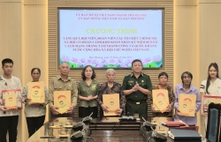 Lãnh đạo Mặt trận TP Hà Nội tặng quà hội viên khó khăn tại xã Đan Phượng