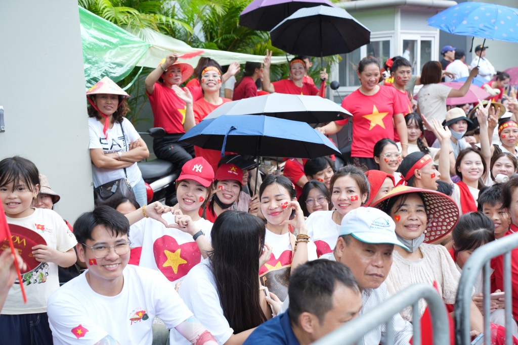 Dù trời mưa to từ sáng nhưng người dân vẫn kiên quyết bám trụ để xem lễ sơ duyệt
