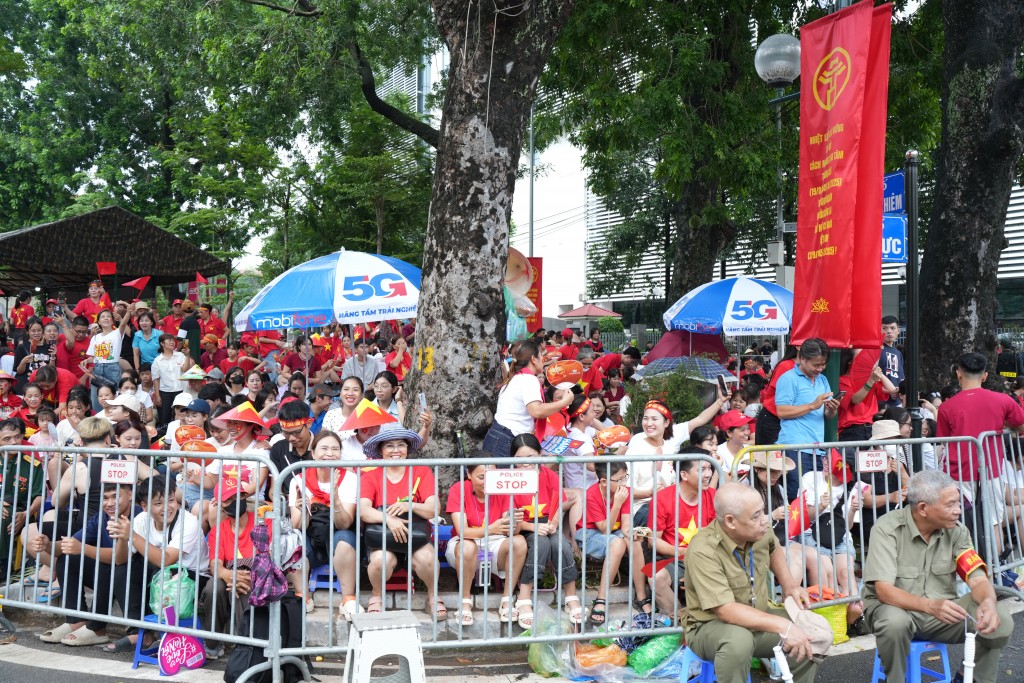 Người dân ngồi chờ từ rất sớm.