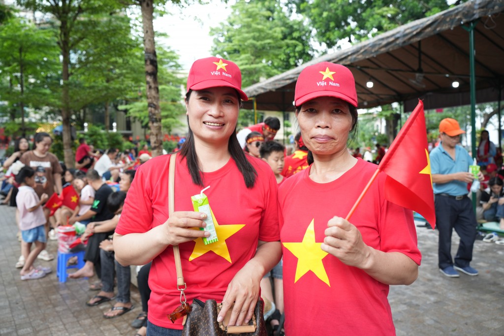 Chị Hoàng Thủy (bên trái, phường Ngọc Hà, TP Hà Nội) cho biết, chị đã đến đây từ rất sớm với mong muốn có vị trí đẹp để xem nhưng khi đến đây thì đã thấy rất đông người dân. Hôm nay rất khó để tìm được vị trí gần các lực lượng để xem.