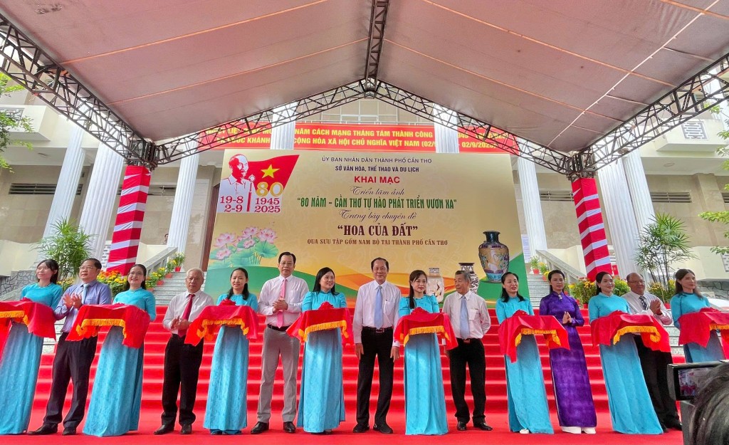 Các đại biểu cắt băng khai mạc triển lãm.