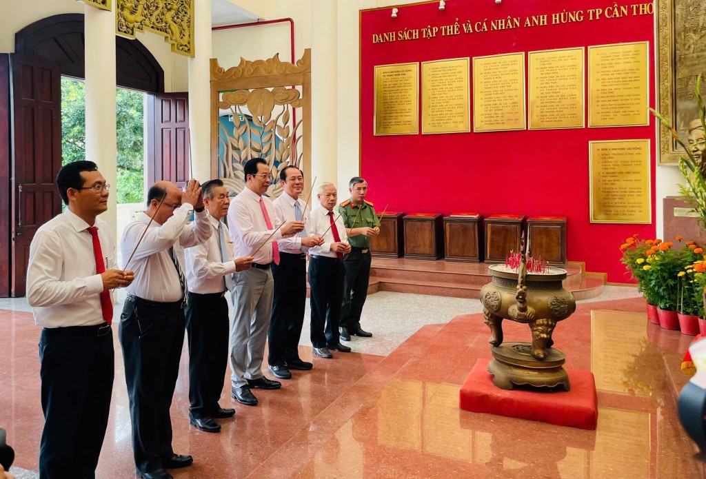 Các đại biểu dâng hương Chủ tịch Hồ Chí Minh.