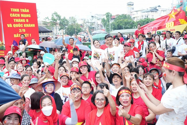 Người dân đội mưa, hát ca chờ xem diễu binh A80