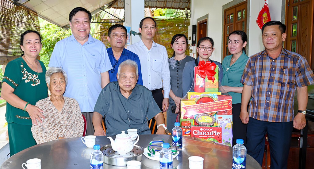 Chủ tịch UBND tỉnh Phạm Thành Ngại (đứng thứ hai từ trái sang) thăm, tặng quà đồng chí Đặng Thành Học, nguyên Bí thư Tỉnh ủy Cà Mau.