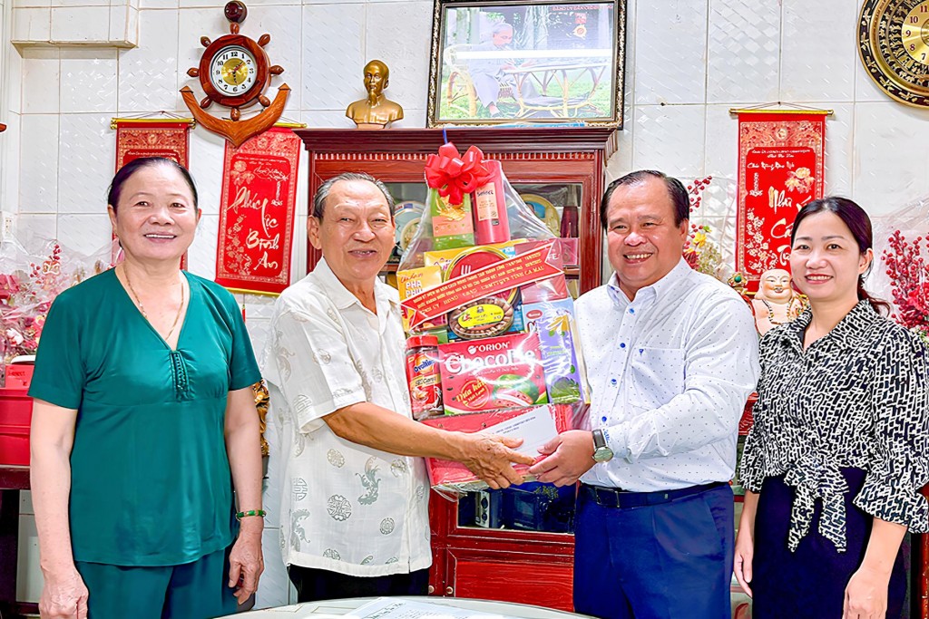 Phó Chủ tịch UBND tỉnh Nguyễn Minh Luân thăm, tặng quà đồng chí Lê Công Nghiệp, nguyên Phó Chủ tịch UBND tỉnh.