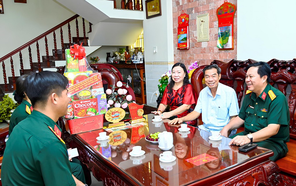 Đại tá Nguyễn Khánh Dương, Phó Chỉ huy trưởng Bộ CHQS tỉnh Cà Mau, làm trưởng đoàn công tác đến thăm và tặng quà các đồng chí nguyên Uỷ viên Ban Thường vụ Tỉnh uỷ, Chỉ huy trưởng Bộ CHQS tỉnh qua các thời kỳ.