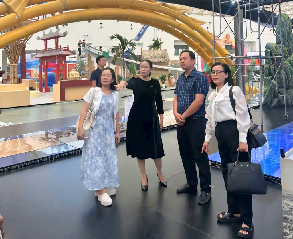 , Phó Chủ tịch UBND thành phố Nguyễn Thị Anh Thi đã có buổi kiểm tra thực tế gian trưng bày thành tựu kinh tế - xã hội TP Đà Nẵng trước thềm lễ khai mạc
