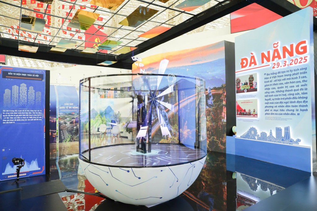 Sa bàn hologram trình chiếu các công trình kiến trúc tiêu biểu