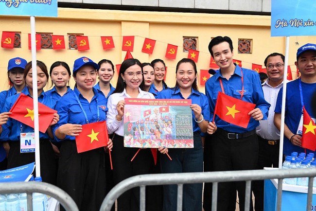 Bí thư Trung ương Đoàn thăm, động viên thanh niên tình nguyện