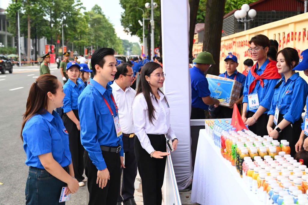 Bí thư Trung ương Đoàn thăm, động viên thanh niên tình nguyện
