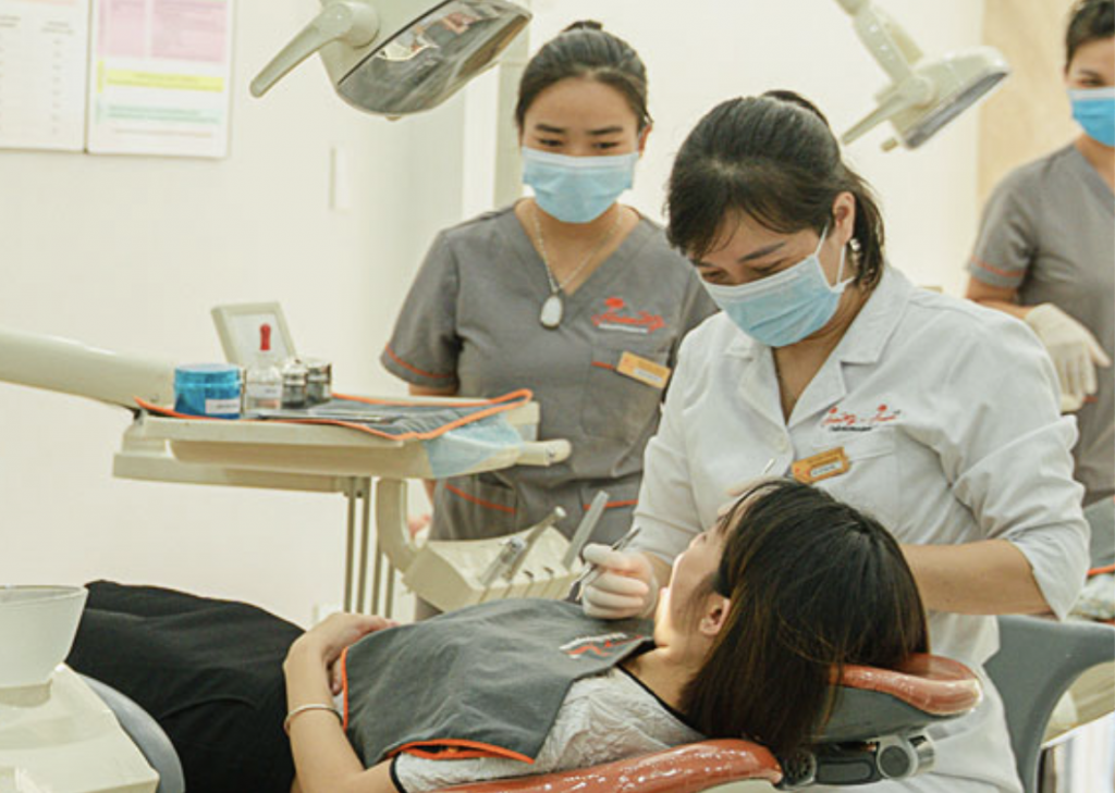 Một ca phẫu thuật răng do bác sĩ Yến Lê thực hiện