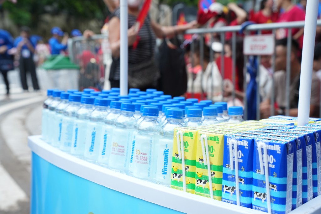 Vinamilk góp nụ cười, thêm dinh dưỡng phục vụ bà con và lực lượng A80