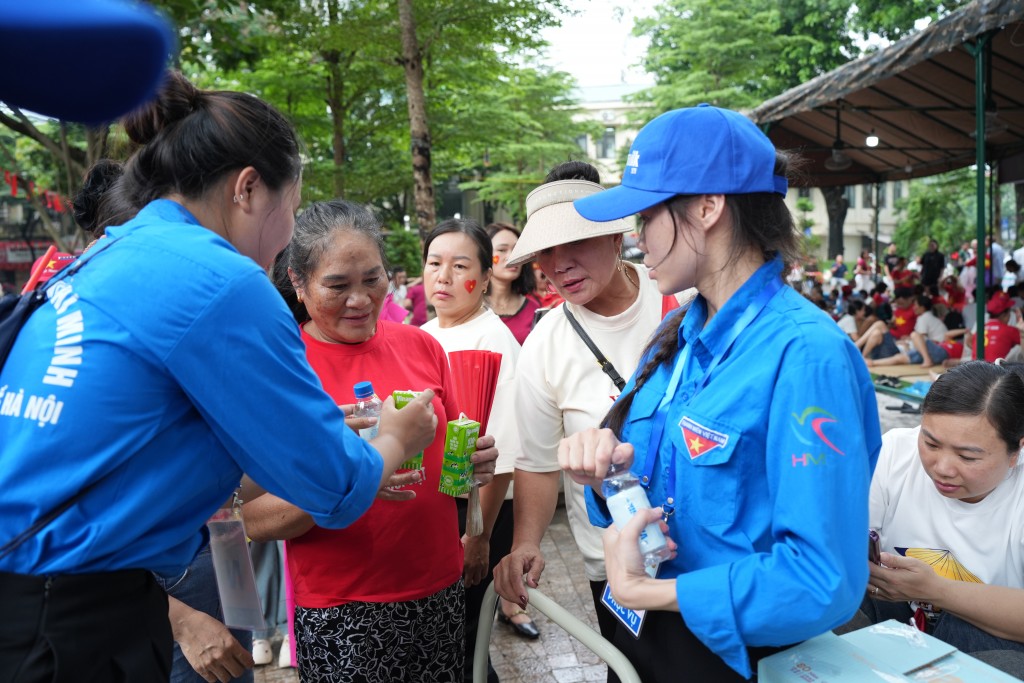 Vinamilk góp nụ cười, thêm dinh dưỡng phục vụ bà con và lực lượng A80