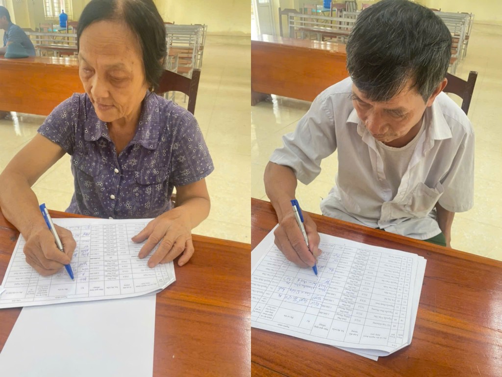 Người dân đến trụ sở của thôn để nhận quà theo danh sách