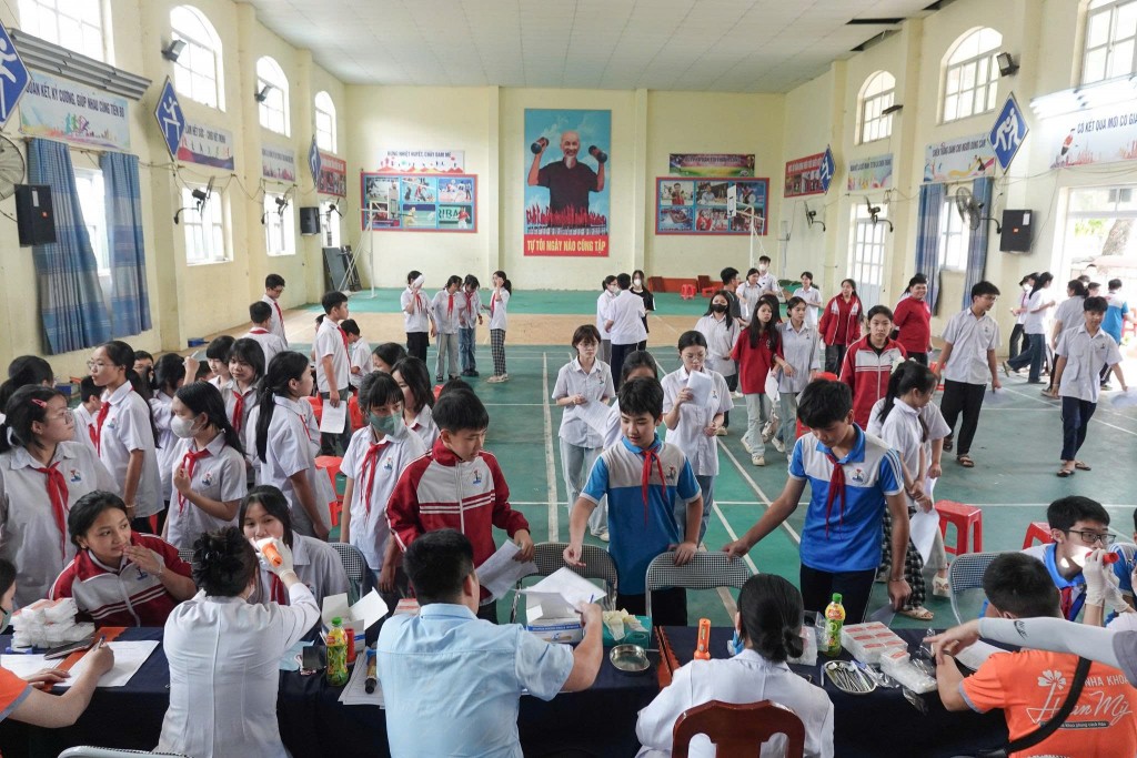 Yenle Dental đồng hành cùng các em học sinh trong chương trình thăm khám răng miệng định kỳ tại trường học – góp phần xây dựng thế hệ tương lai khỏe mạnh, tự tin.”