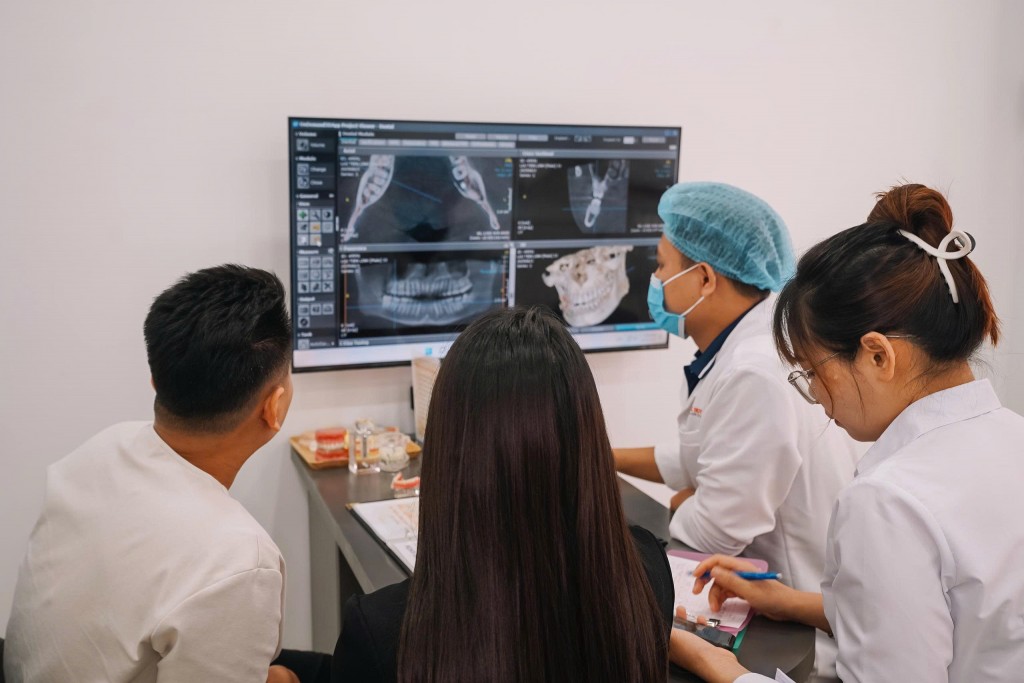 Các Bác sĩ, kỹ thuật viên chiếu chụp răng, hàm trước khi tiến hành can thiệp nha khoa
