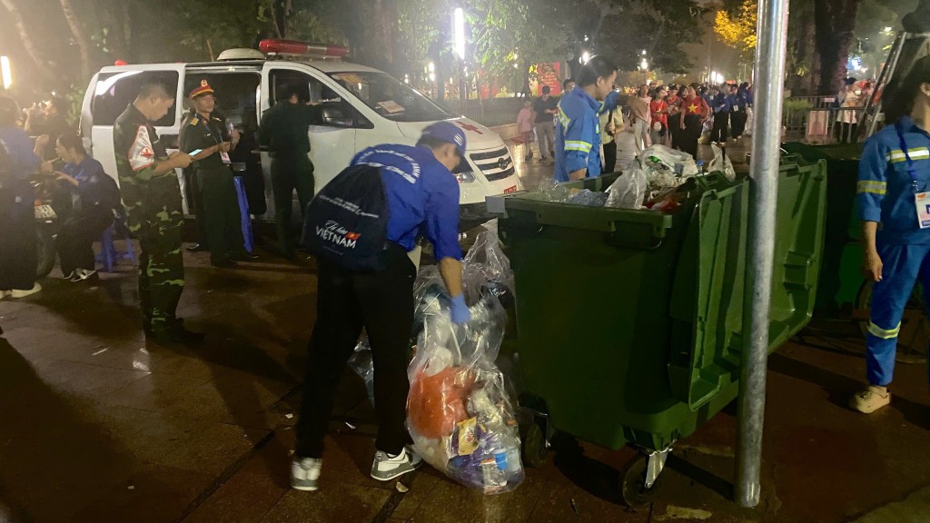Những khoảnh khắc giàu ý nghĩa của thanh niên tình nguyện