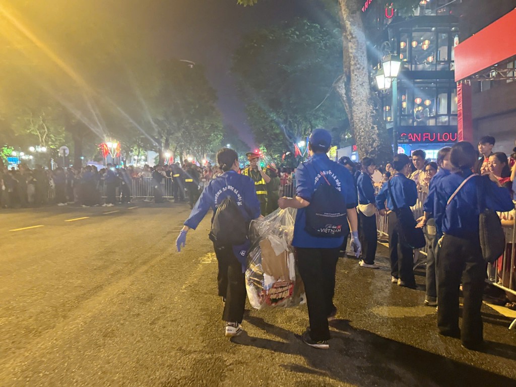 Những khoảnh khắc giàu ý nghĩa của thanh niên tình nguyện