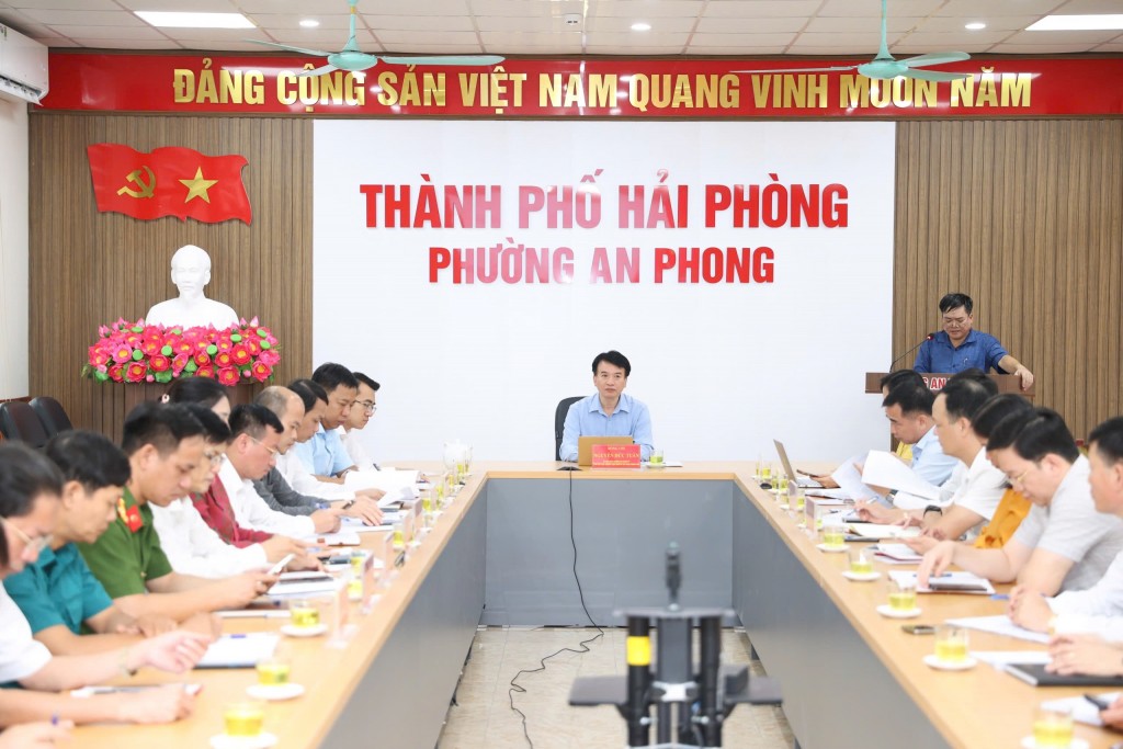 Đồng chí Nguyễn Đức Tuấn, Uỷ viên Ban Thường vụ Thành uỷ, Phó Chủ tịch Thường trực Uỷ ban Mặt trận Tổ quốc Việt Nam thành phố Hải Phòng làm việc với Đảng uỷ phường An Phong về tình hình vận hành mô hình chính quyền địa phương hai cấp