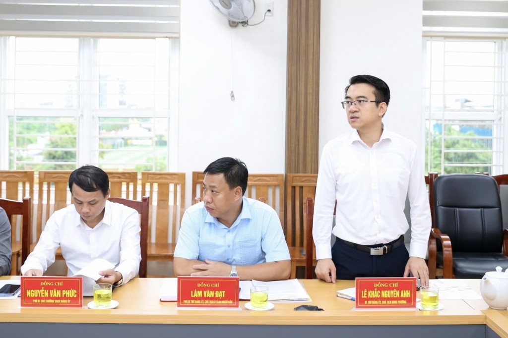 Đồng chí Lê Khắc Nguyên Anh, Bí thư Đảng uỷ phường phát biểu tại buổi họp