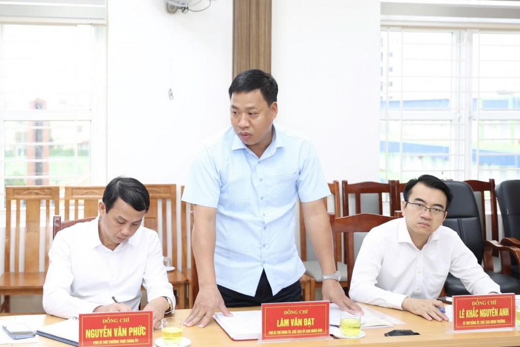 Đồng chí Lâm Văn Đạt, Chủ tịch UBND phường phát biểu tại buổi họp