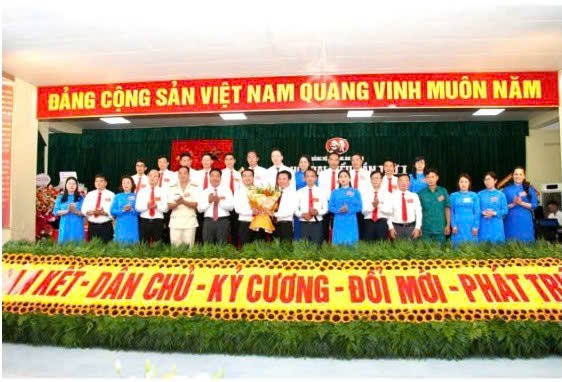 Ban Chấp hành Đảng uỷ phường nhiệm kỳ 2025-2030 ra mắt Đại hội