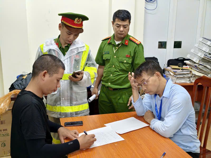 Lực lượng chức năng phường Ba Đình đã lập biên bản, xử phạt nghiêm đối tượng tổ chức trông giữ xe trái phép. Ảnh: Trung Nguyên