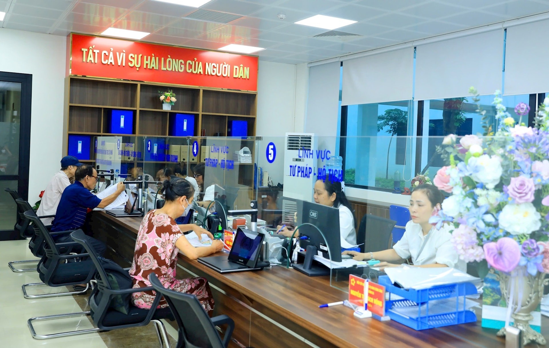 đội ngũ cán bộ, công chức dần thay đổi tư duy từ “quản lý” sang “phục vụ” người dân tốt hơn