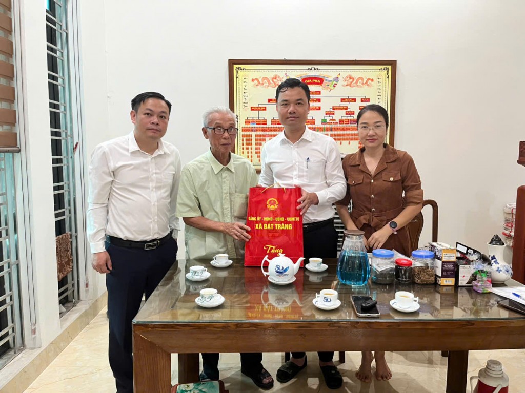 Xã Bát Tràng: Thăm, tặng quà gia đình chính sách, người có công dịp Quốc khánh 2/9 Xã Bát Tràng: Thăm, tặng quà gia đình chính sách, người có công dịp Quốc khánh 2/9