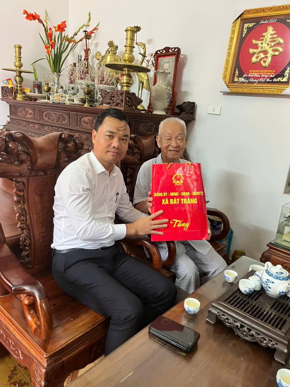 Xã Bát Tràng: Thăm, tặng quà gia đình chính sách, người có công dịp Quốc khánh 2/9