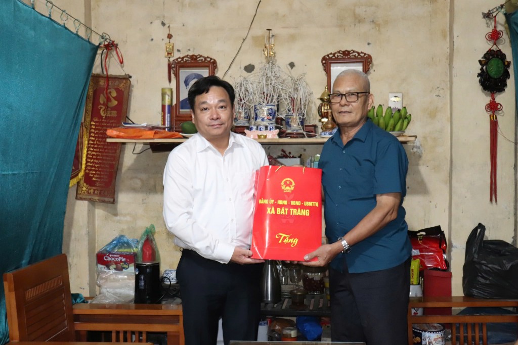 Xã Bát Tràng: Thăm, tặng quà gia đình chính sách, người có công dịp Quốc khánh 2/9