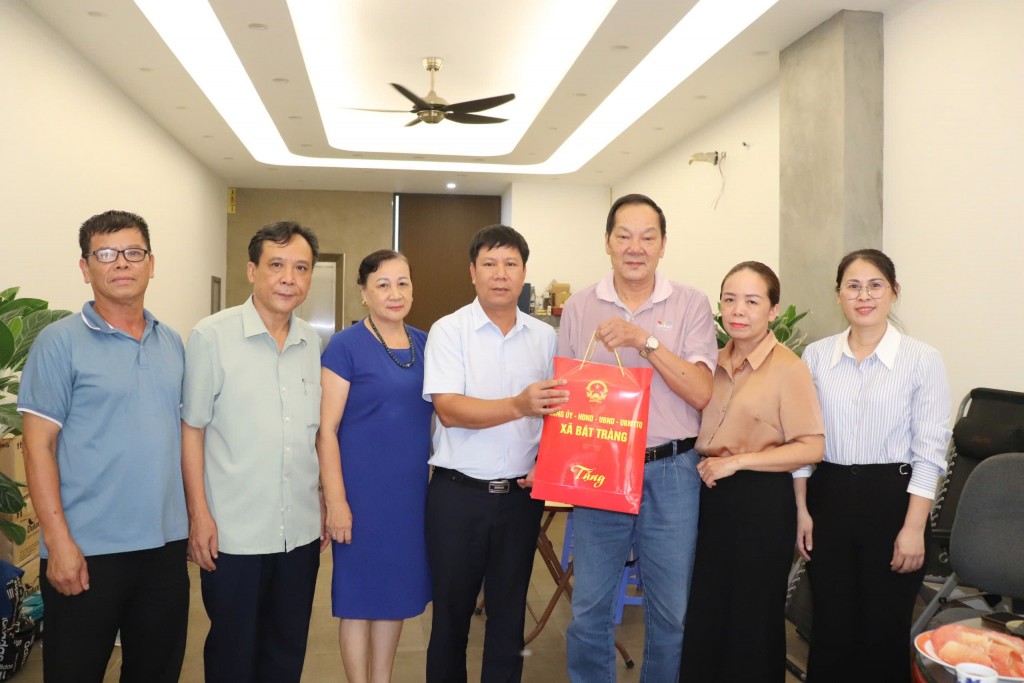 Xã Bát Tràng: Thăm, tặng quà gia đình chính sách, người có công dịp Quốc khánh 2/9