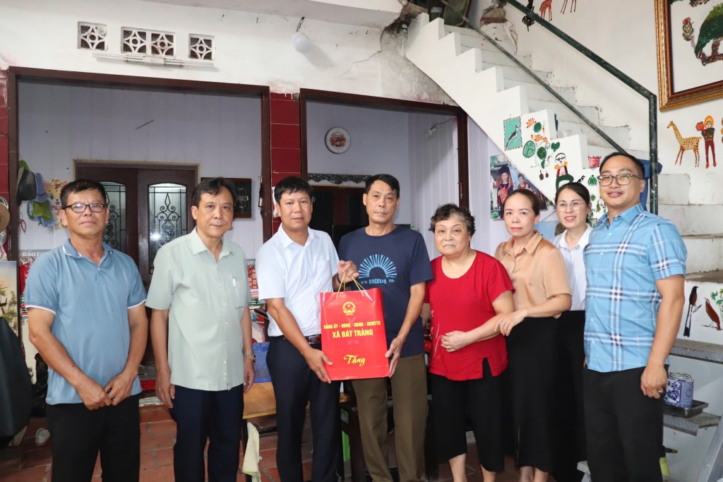 Xã Bát Tràng: Thăm, tặng quà gia đình chính sách, người có công dịp Quốc khánh 2/9 Xã Bát Tràng: Thăm, tặng quà gia đình chính sách, người có công dịp Quốc khánh 2/9