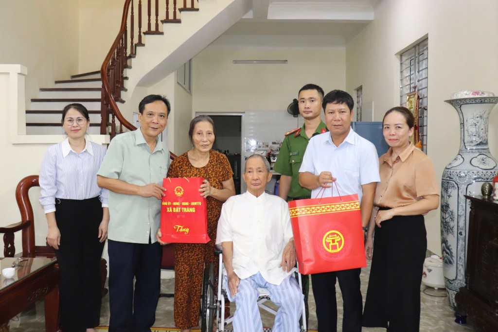 Xã Bát Tràng: Thăm, tặng quà gia đình chính sách, người có công dịp Quốc khánh 2/9