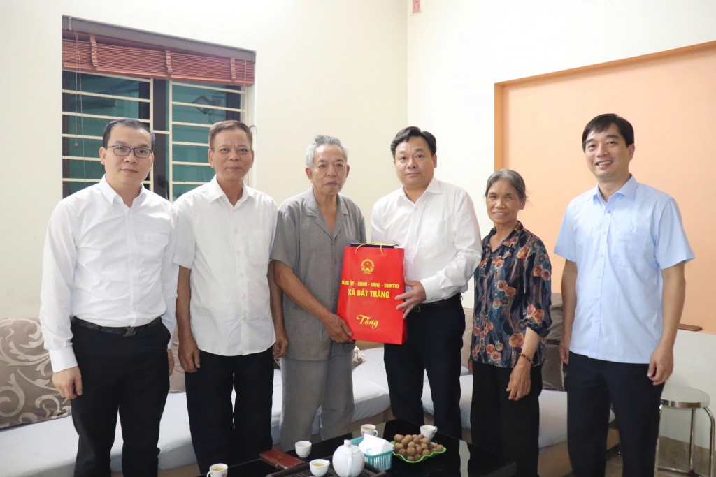 Xã Bát Tràng: Thăm, tặng quà gia đình chính sách, người có công dịp Quốc khánh 2/9 Xã Bát Tràng: Thăm, tặng quà gia đình chính sách, người có công dịp Quốc khánh 2/9