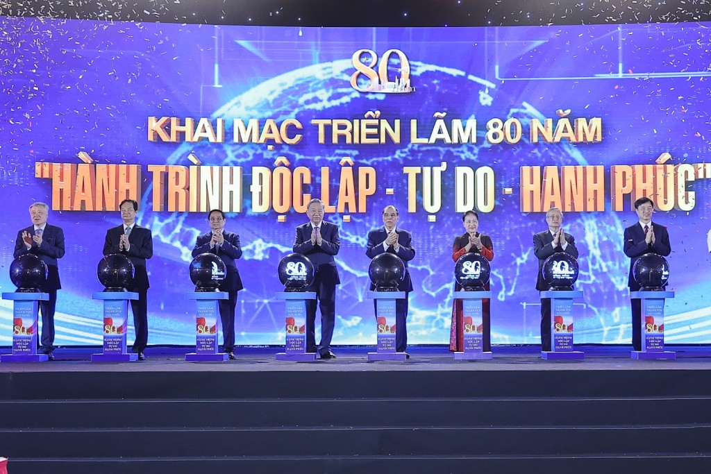 Các đồng chí lãnh đạo Đảng, Nhà nước thực hiện nghi thức khai mạc Triển lãm “80 năm Hành trình Độc lập - Tự do - Hạnh phúc” - Ảnh: VGP/Nhật Bắc