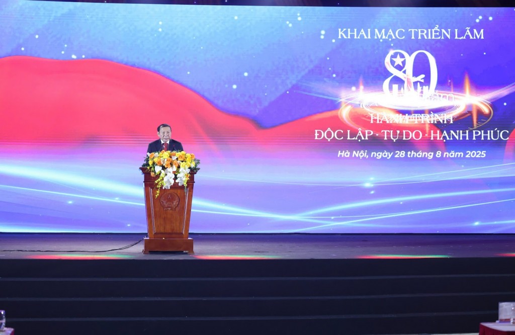 Bộ trưởng Bộ Văn hóa, Thể thao và Du lịch Nguyễn Văn Hùng phát biểu tại Lễ khai mạc Triển lãm - Ảnh: VGP/Nhật Bắc