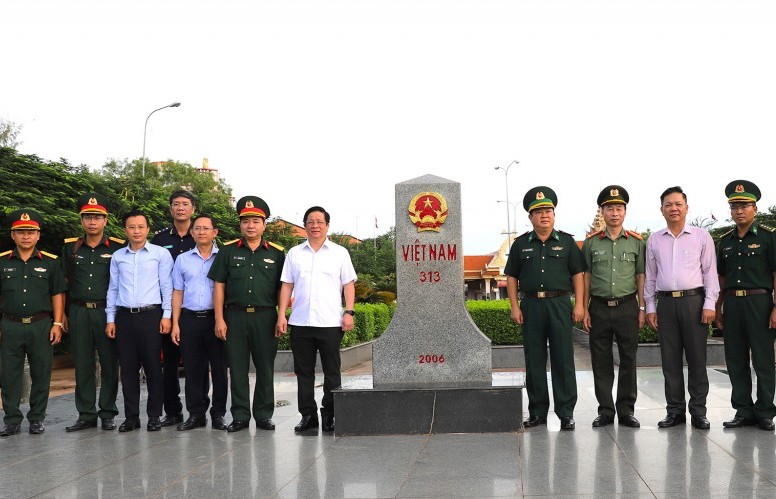 Giữ vững an ninh biên giới, thúc đẩy phát triển kinh tế, xã hội