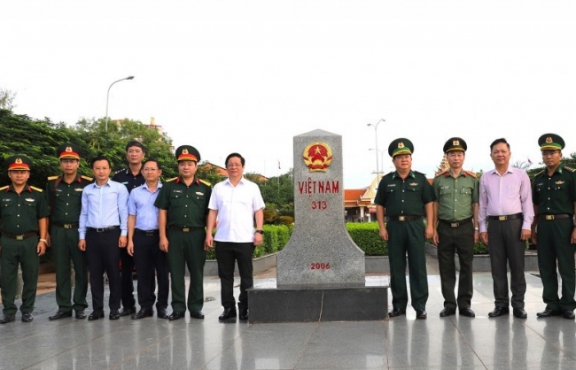Giữ vững an ninh biên giới, thúc đẩy phát triển kinh tế, xã hội