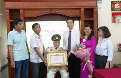 Lãnh đạo xã Gia Lâm trao Huy hiệu Đảng tại nhà cho các đảng viên cao tuổi